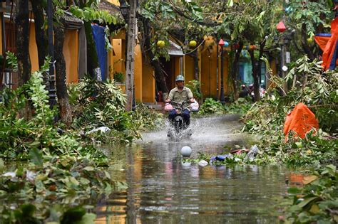 Le Typhon Noru Traverse Le Vietnam Et Le Laos Des D G Ts Mat Riels