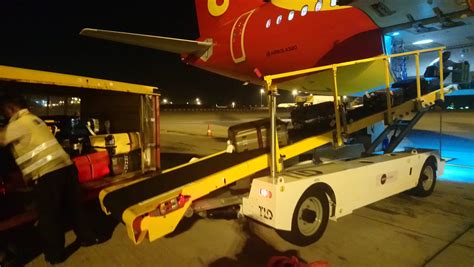 A Look At Ground Service Equipment The Airport Pit Stop Travel Radar