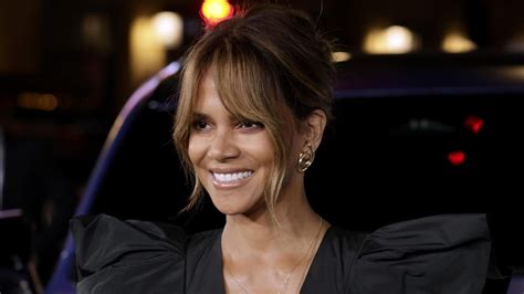 Halle Berry félmeztelenül pózol legújabb fotóin Life