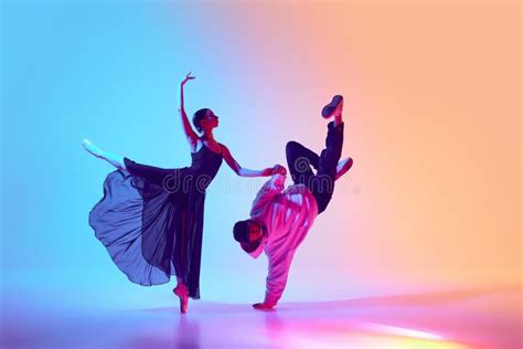 Mezcla De Ballet Y Danza De La Calle Bella Joven Con Bailarina De