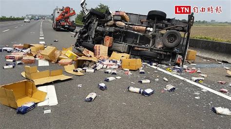 國1嘉義水上貨車翻覆麵條醬料灑滿地 傷者送醫、車流回堵 自由電子報影音頻道