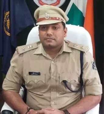 Biography Of Ips Mohit Garg In Hindi