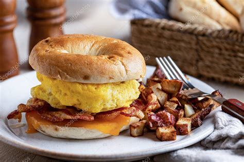 S Ndwich De Desayuno Con Huevo Tocino Y Queso En Un Bagel Con Papas