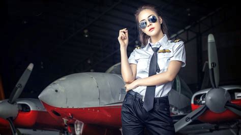 Обои девушка, очки, пилот на рабочий стол