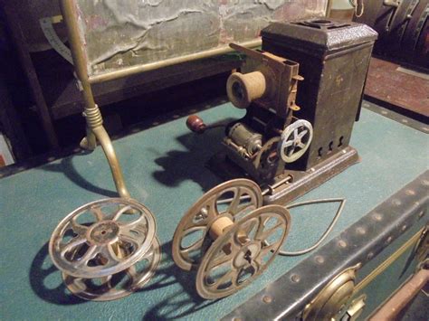 【中古】【 古いLION幻灯機 】昭和レトロ活動機械手動式手回し映写機プロジェクターフィルム映画古道具アンティークインテリアインダストリアル ...