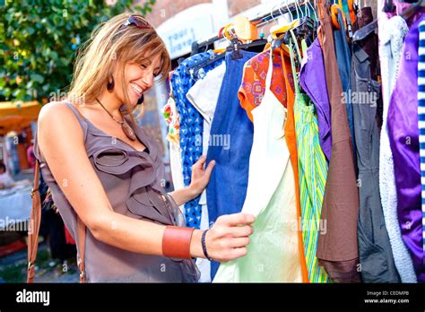 Frau Kleidung Einkaufen Stockfoto Bild 43327603 Alamy