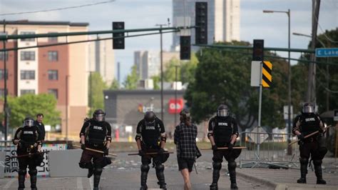 Minneapolis Le Policier Impliqué Dans La Mort De George Floyd Inculpé