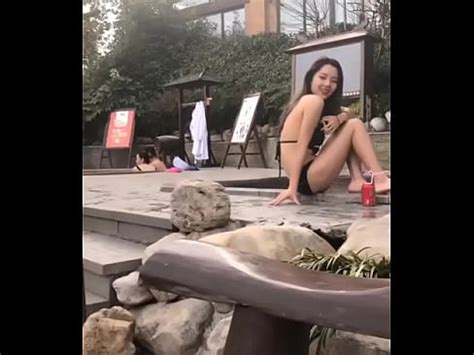 中国から来た女の子は露出が好き 温泉で全裸オナニー XVIDEOS