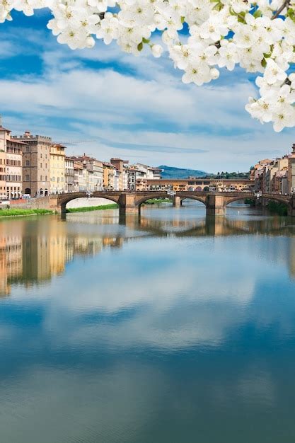 Famosa Ponte Ponte Vecchio Sobre O Rio Arno Na Primavera Foto Vertical