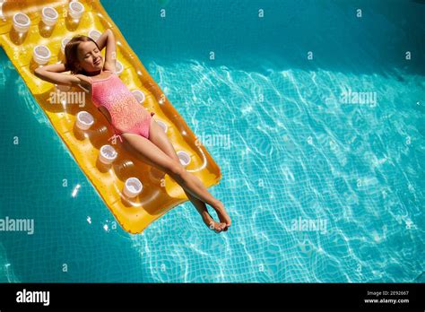 M Dchen Im Gelben Bikini Am Swimmingpool Fotos Und Bildmaterial In