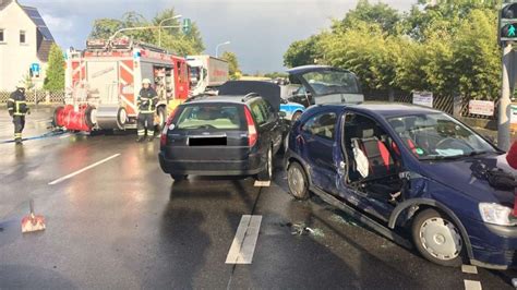 Landau Zwei Menschen Im Auto Eingeklemmt Autos Totalschaden