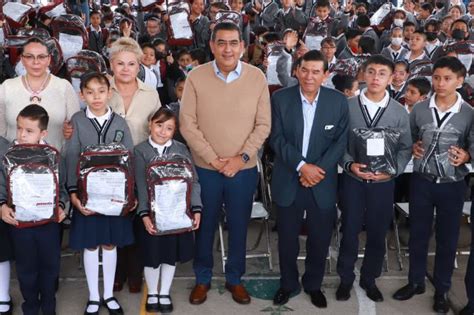 Gobierno De Puebla Entrega 2 Mil Uniformes Y Mochilas Escolares En