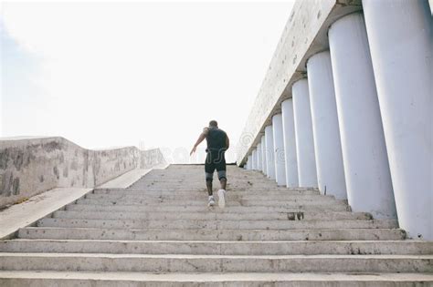 Vista Posterior De Un Atleta De Sexo Masculino Que Corre Para Arriba La