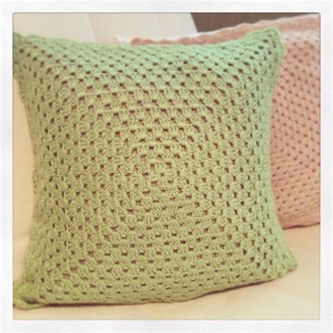 Зеленая подушка | Throw pillows, Pillows, Bed