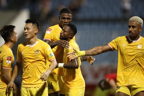 V League gay cấn Văn Thanh thẻ đỏ HLV Kiatisak và CLB CAHN thua trận thứ hai liên tiếp