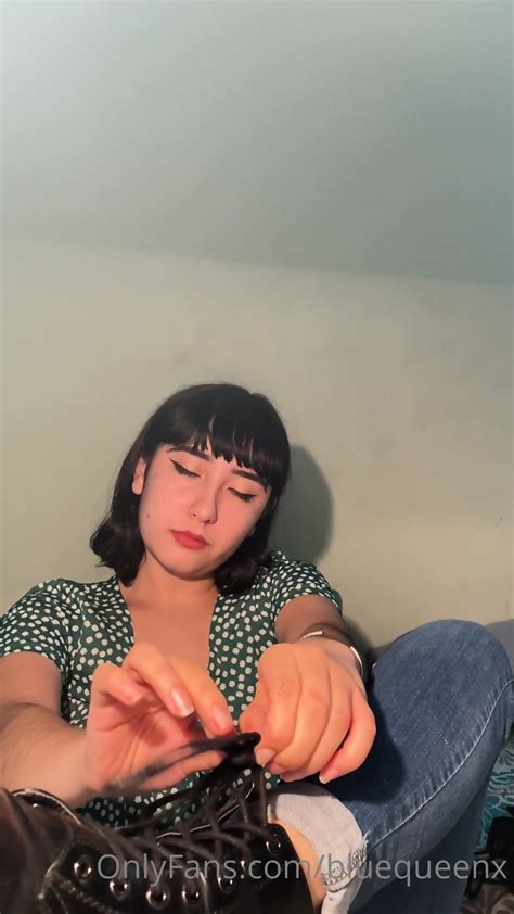 Latina Take Off Her Boots Ans Socks To Show Her Feet