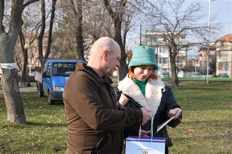 Осем красиви елхички бяха засадени от граждани в рамките на кампанията ...
