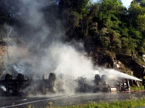 G1 Caminhão carregado gasolina tomba e pega fogo na SC 480