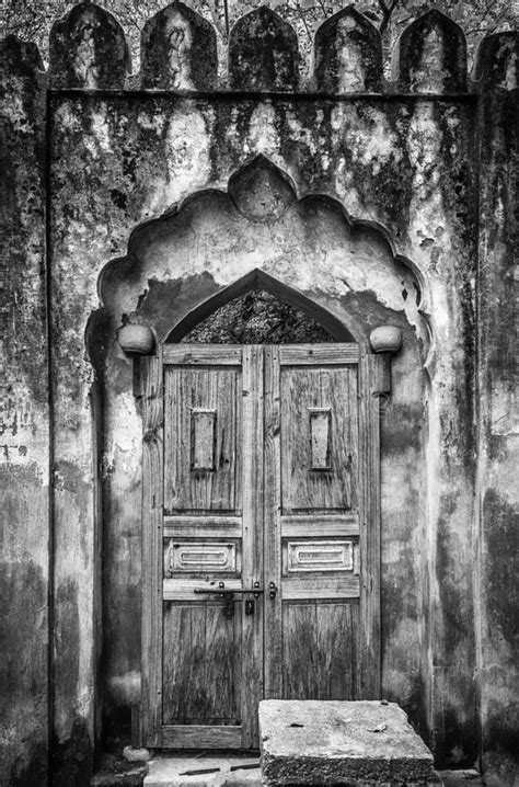 Una Toma De Las Viejas Puertas De Madera Atascada Imagen De Archivo