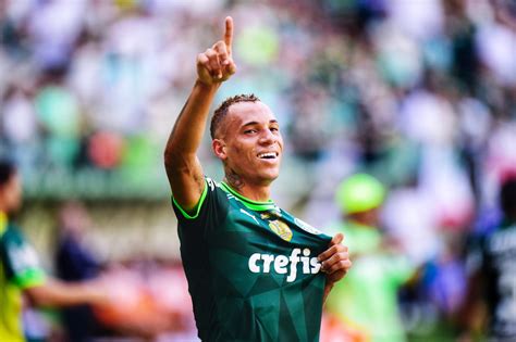 Richard Rios do Palmeiras dá assistência para gol de Jhon Arias pela