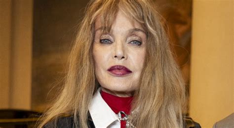 Je suis née en Arielle Dombasle répond enfin précisément à la