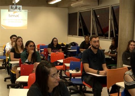 Estudantes aprendem na prática em curso técnico em administração em