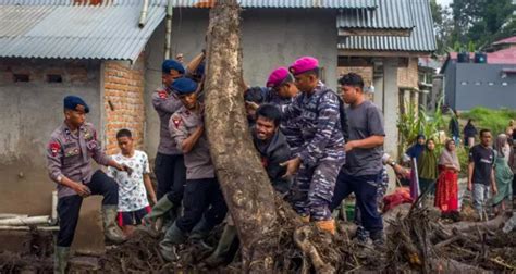 Indon Sie Le Bilan Des Inondations S Alourdit Morts Et Disparus