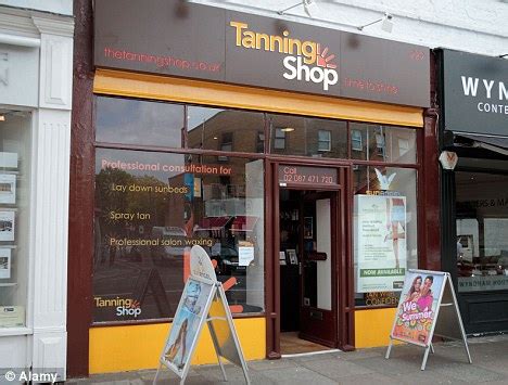 Fitness Club Employee Secretly Took Nude Photos Of Tanning Customers Posted Them Online