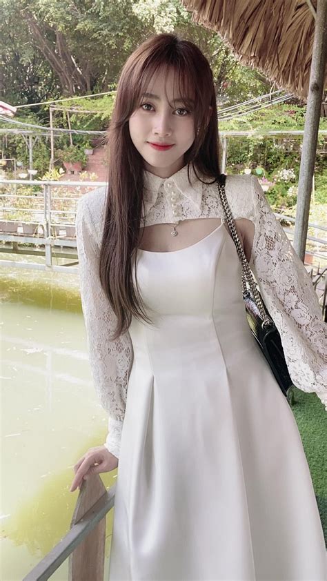 Hot girl làng hài đình đám YouTube đổi đời cưới chồng đại gia đi xe sang tỷ