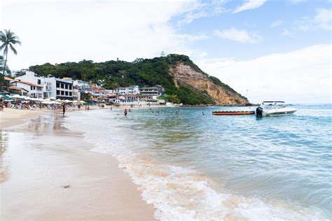 Premium Photo People Bathing And Walking On Morro De Sao Paulo Beach