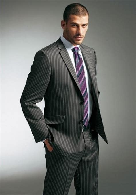 Фото Мужчина в сером костюме в полоску и фиолетовом галстуке