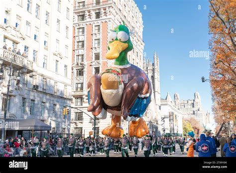 El globo del tío Dan voló durante el 97 º desfile anual del Día de