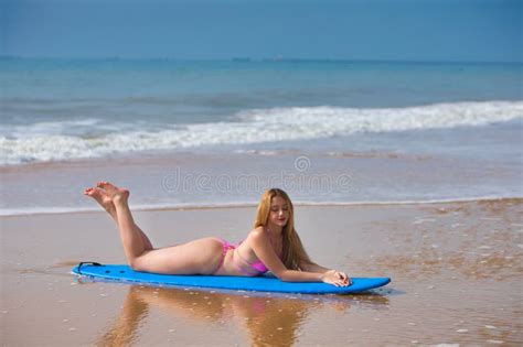 Belle Jeune Femme De Surfer Blonde En Bikini Rose Allongé Sur Le