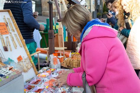 Galer A Decenas De Encajeras De Bolillos Unen Su Arte Y Maestr A En