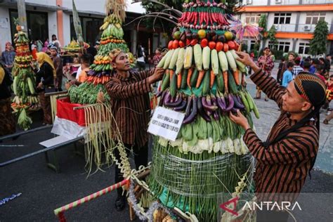 Warga Semarang Gelar Kirab Tradisi Sedekah Bumi Sebagai Wujud Rasa