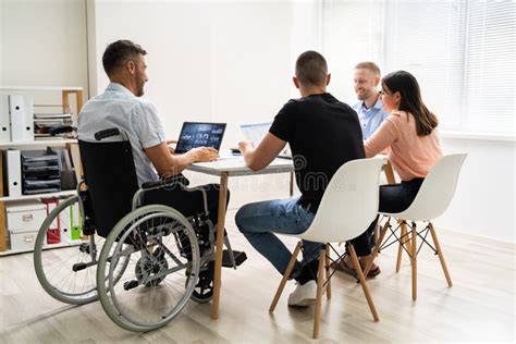 Personas Con Discapacidad En Silla De Ruedas En El Lugar De Trabajo