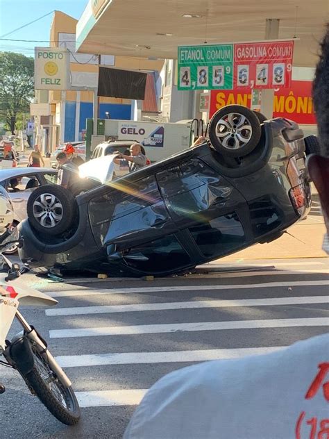 Carro tomba após colisão outro veículo em cruzamento no Centro de