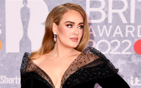 Adele Se Roba Los Brit Awards 2022 Con Un Vestido Negro Strapless Chic