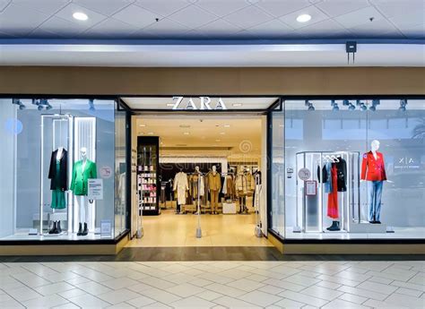 Entrada Central Da Loja Zara No Shopping Center Imagem De Stock