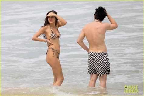 Photo: yungblud jesse jo stark beach day 022 | Photo 4915774 | Just Jared