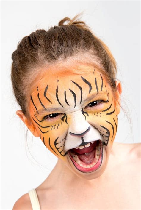 Jeunes Filles Avec La Peinture De Visage Du Chat Et Du Guindineau Photo