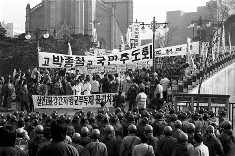 공장에서 일하고 있는 20대 여성 노동자 610 민주항쟁 1987년 2월 우리들의 이야기