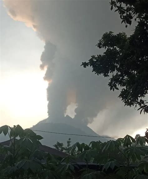 Gunung Lewotobi Laki Laki Terus Mengeluarkan Abu Vulkanik Derana NTT