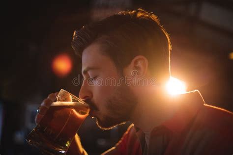 Cerveja Bebendo Do Homem Ao Conduzir Foto De Stock Imagem De Terra