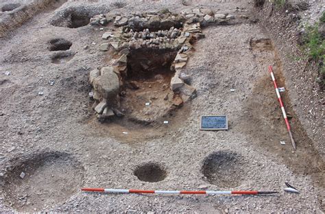 Acquedotto Romano Tempietto E Strutture Antiche Emergono Dagli Scavi