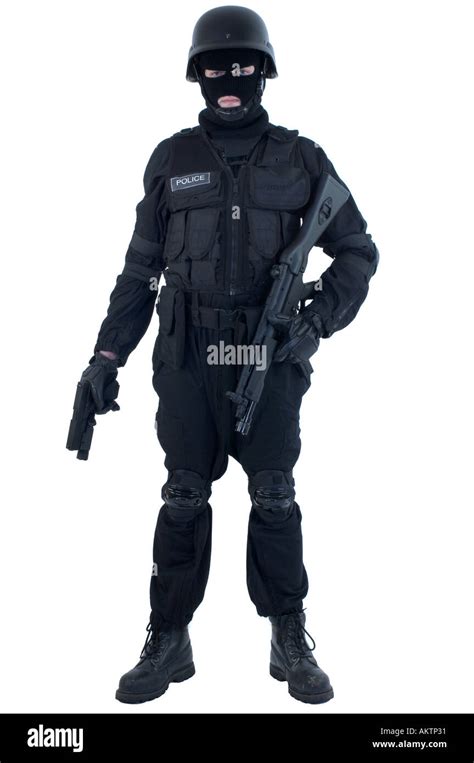 Un Oficial De Policía Swat Uniforme Completo Con Casco Y Ametralladora