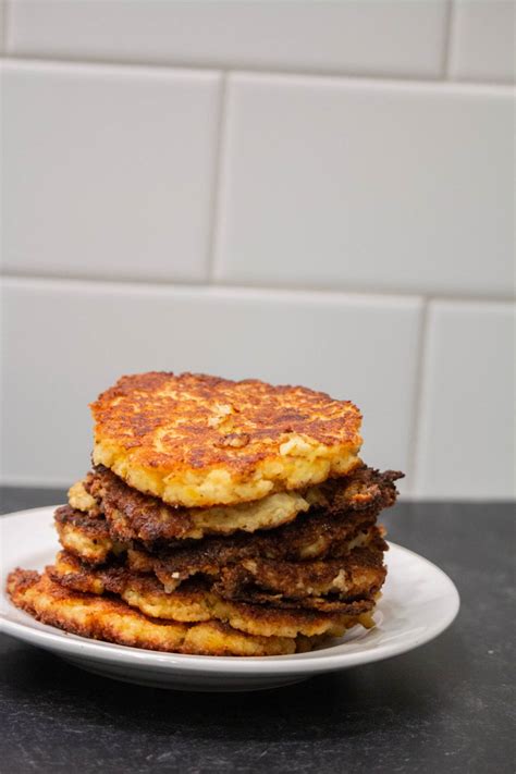 Air Fryer Keto Cauliflower Fritters - airfryingketo.com