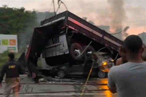 Trag Dia Que Deixou Mortos Na Br Em Mg Motorista De Carreta