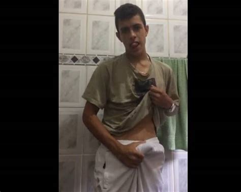 Garoto Safado Fica Nu E Goza Gostoso No Banheiro PORNO GAY SEXO GAY