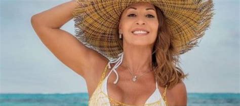 Presentadora de televisión posa en bikini a sus años La Teja